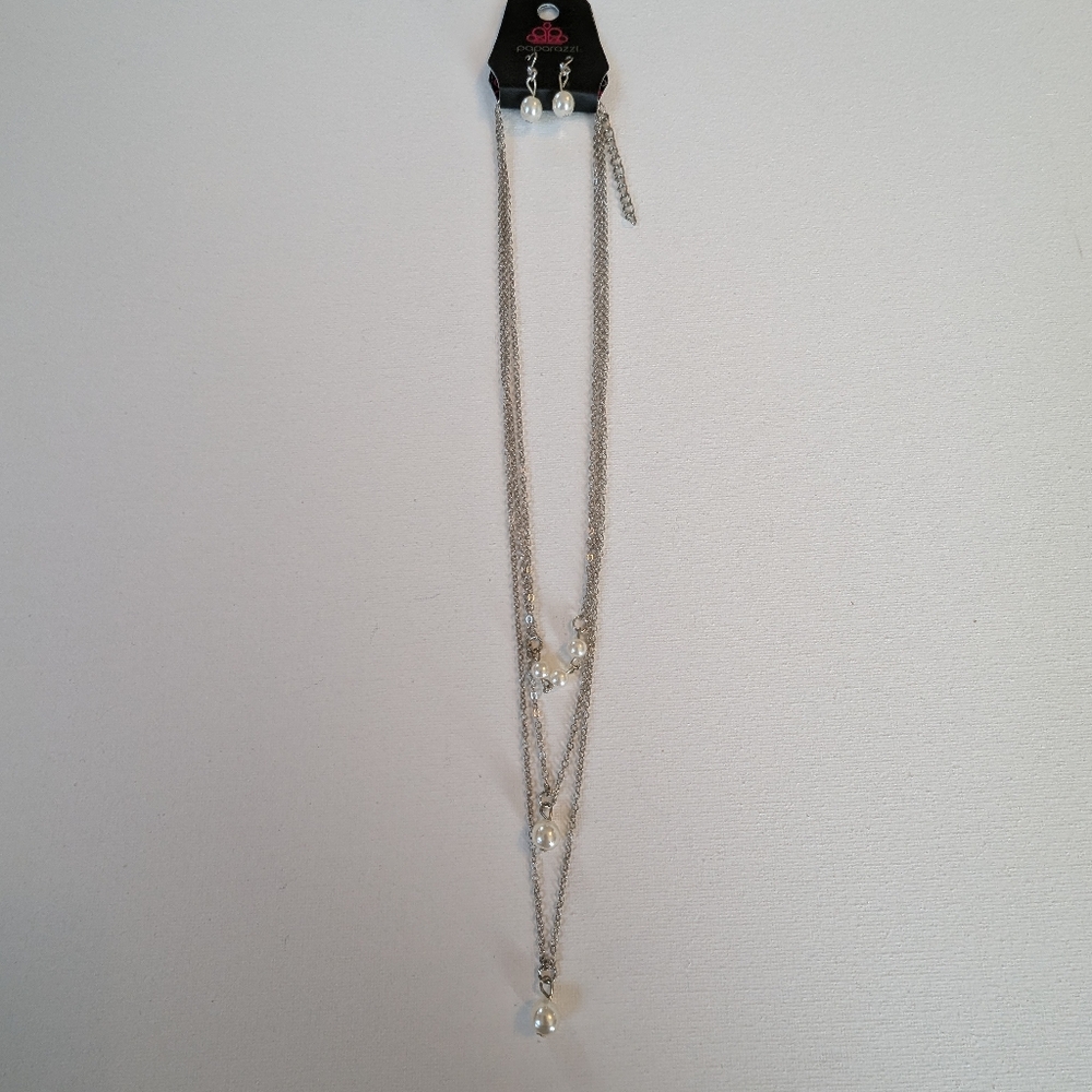 Paparazzi Necklace and Earring set